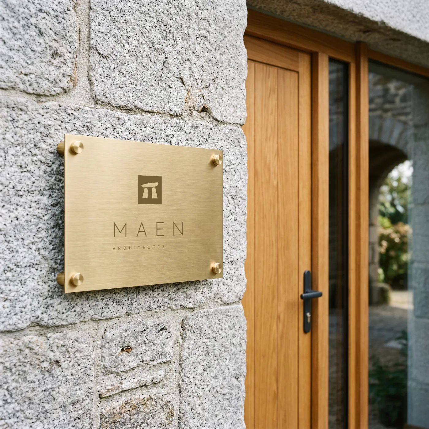 Plaque en laiton gravée sur mur de granit