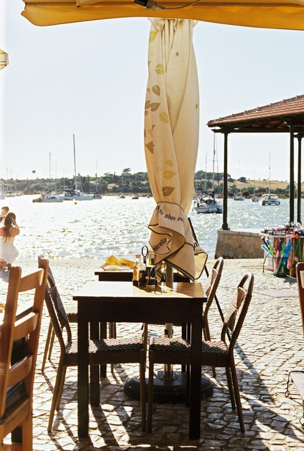 Table en terrasse face au port